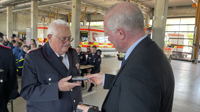 Bild 3: Landrat Dr. Henning Görtz überreicht die Ehrenmedaille an Ehrenkreiswehrführer Gerd Riemann