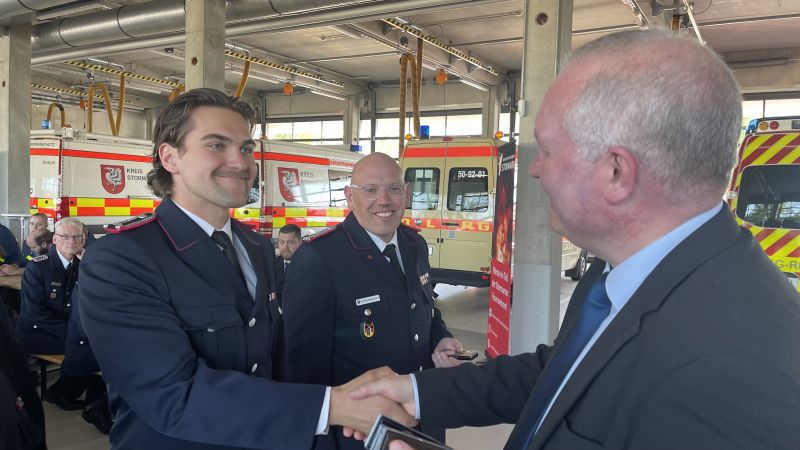 Bild 4: Landrat Dr. Henning Görtz überreicht die Ehrenmedaille an einen Kameraden der Feuerwehr Siek
