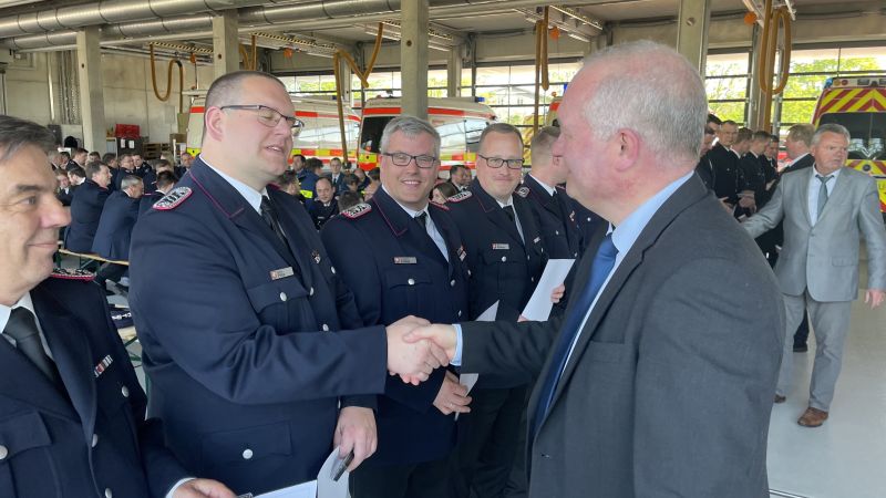Bild 5: Landrat Dr. Henning Görtz überreicht die Ehrenmedaille an den Wehrführer der Feuerwehr Trittau (Daniel Pöhls)