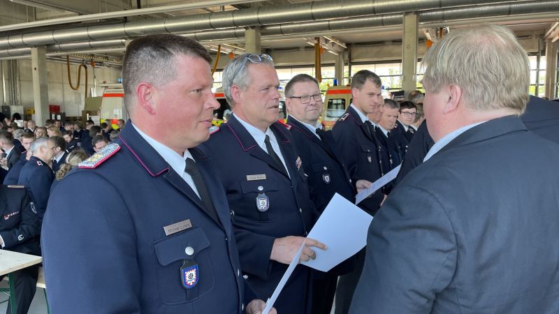 Bild 6: Landrat Dr. Henning Görtz überreicht die Ehrenmedaille an den Wehrführer der Feuerwehr Oststeinbek (Michael Lüders)