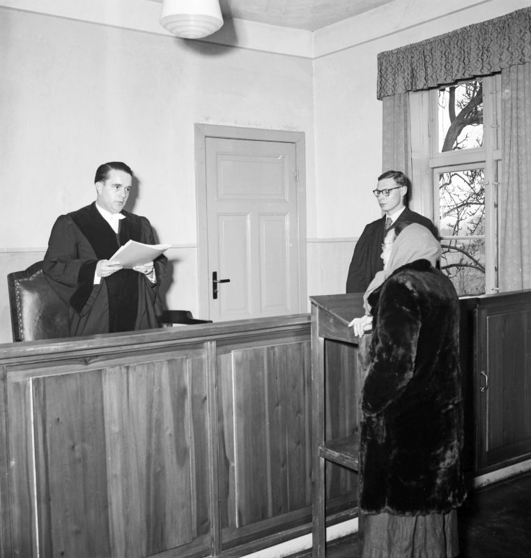 Martha Demuth im Sitzungsraum vor Richterpodium mit Richter Gerhard Bluhm und Staatsanwalt (Name unbekannt)