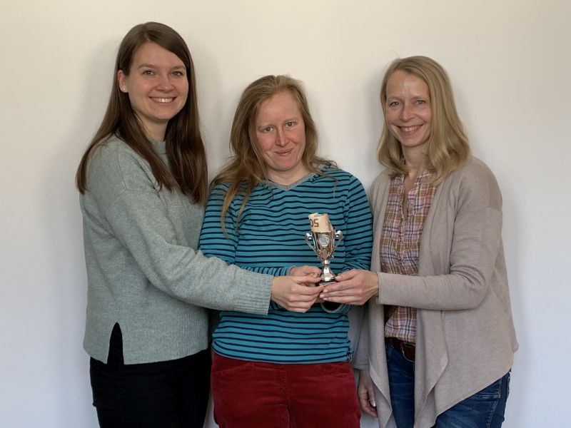 Die Betriebssportlerinnen Annkathrin Saddig (li.) und Ulrike Ramm (re.) überreichen Damaris Hallmann (mi.) „von Frauen helfen Frauen e.V.“ die erspielte Spende