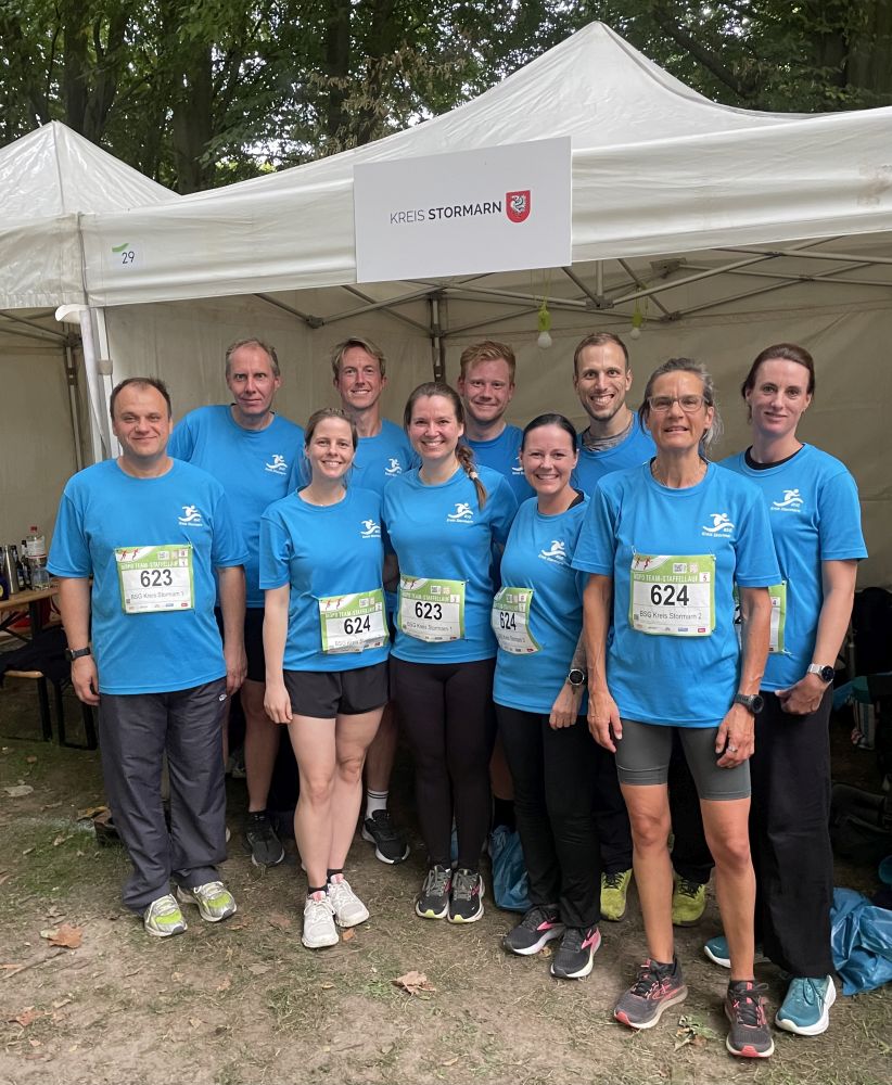 Die beiden Teams der Kreisverwaltung Stormarn nach dem Zieleinlauf (von links): Oben: Torben Klöhn, Dennis Kudenhold, Florian Walter, Torben Kusewehr, Britta Frerichmann Unten: Alexander Litvinov, Sophie Stielau, Annkathrin Saddig, Anja Musialski, Svenja Thiede