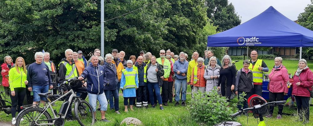 Sternradtour 2025 u.a. mit Bürgermeisterin Gabriele Hettwer, ADFC-Tourenführerinnen und Tourenführer, Stadtradeln-Koordinatorinnen und Koordinatoren