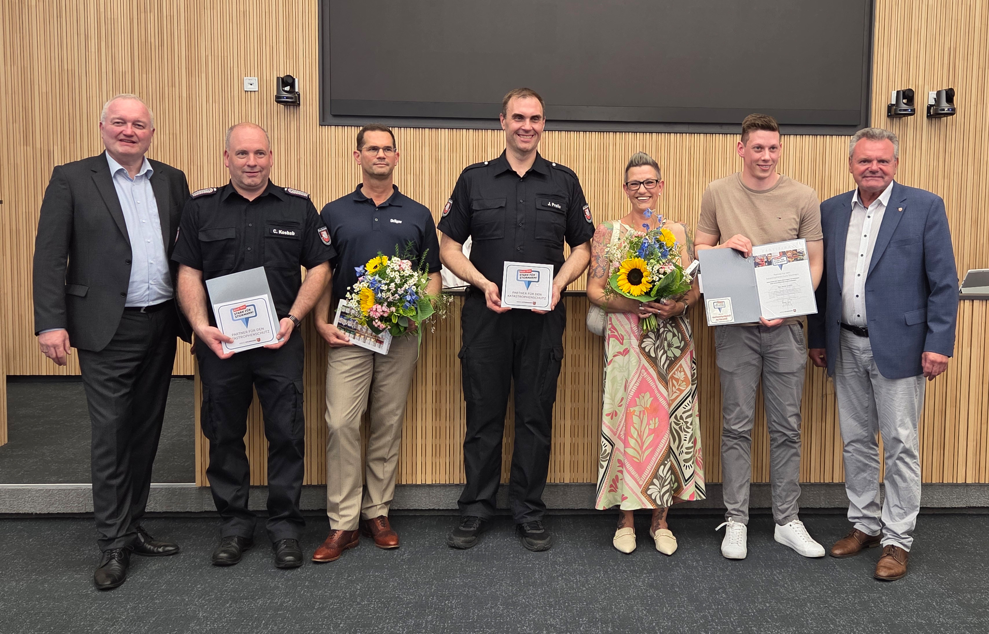 Gruppenfoto im KT-Saal, bei der Ehrung der Arbeitgeber