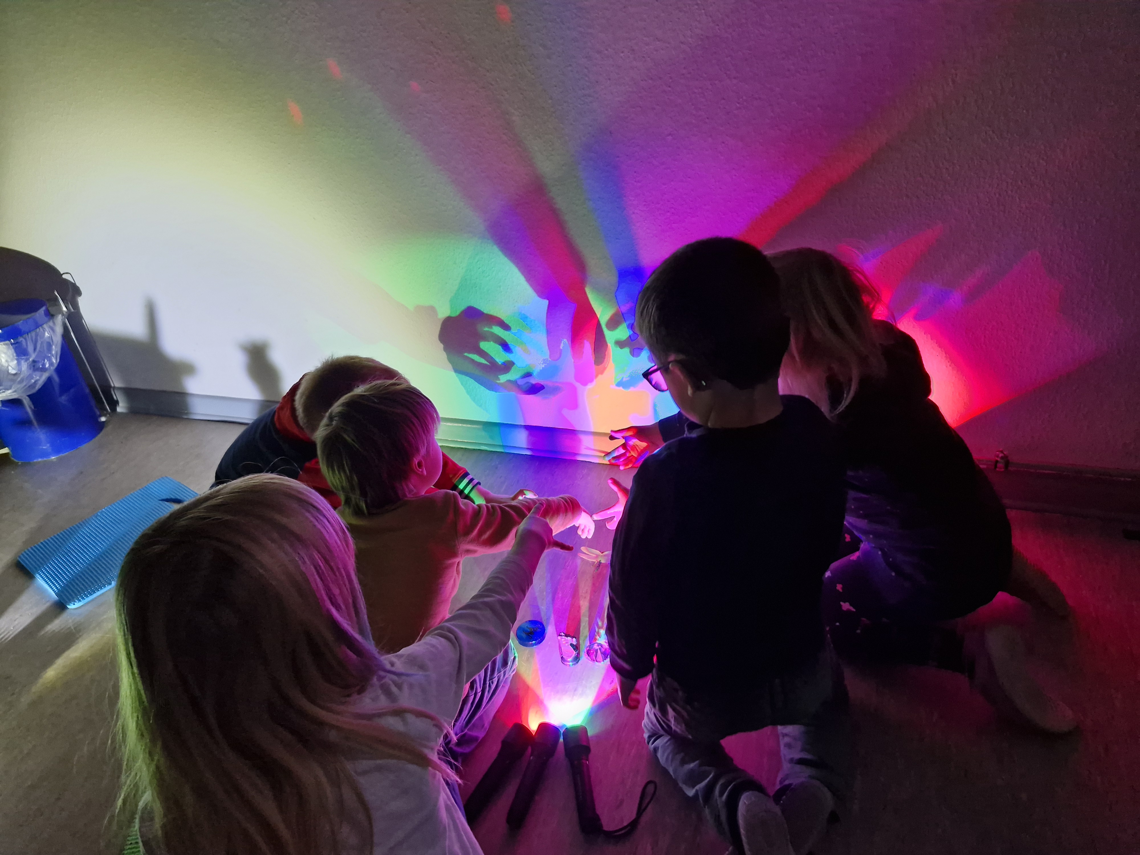 Schattenkinder & Schlossgeister, Theatervermittler Kai Fischer mit Kita-Kindern der Kita Schlossgeister Tremsbüttel