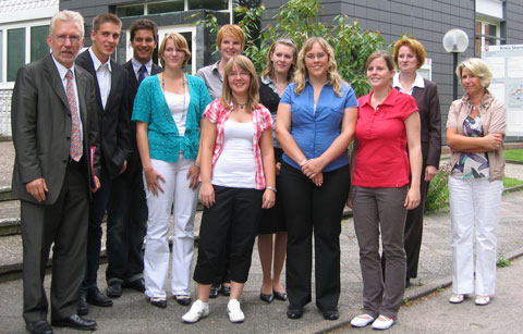 von links: Landrat Plöger mit den Auszubildenden hinten: Hadrian Christiansen, Maximilian Weyers, Vanessa Börgers, Marie Christine Schmidt, Karina Miller<br>
vorne: Magdalena Meineke, Sabrina Böhlke, Sophie Stielau sowie Fachdienstleiterin Personal Larissa Bebensee und Ausbildungsleiterin Anja Ohldag