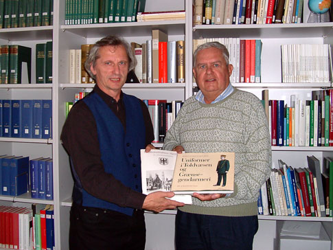Karlheinz Schmidt (rechts) bei der Übergabe seiner Sammlung an Dr. Johannes Spallek