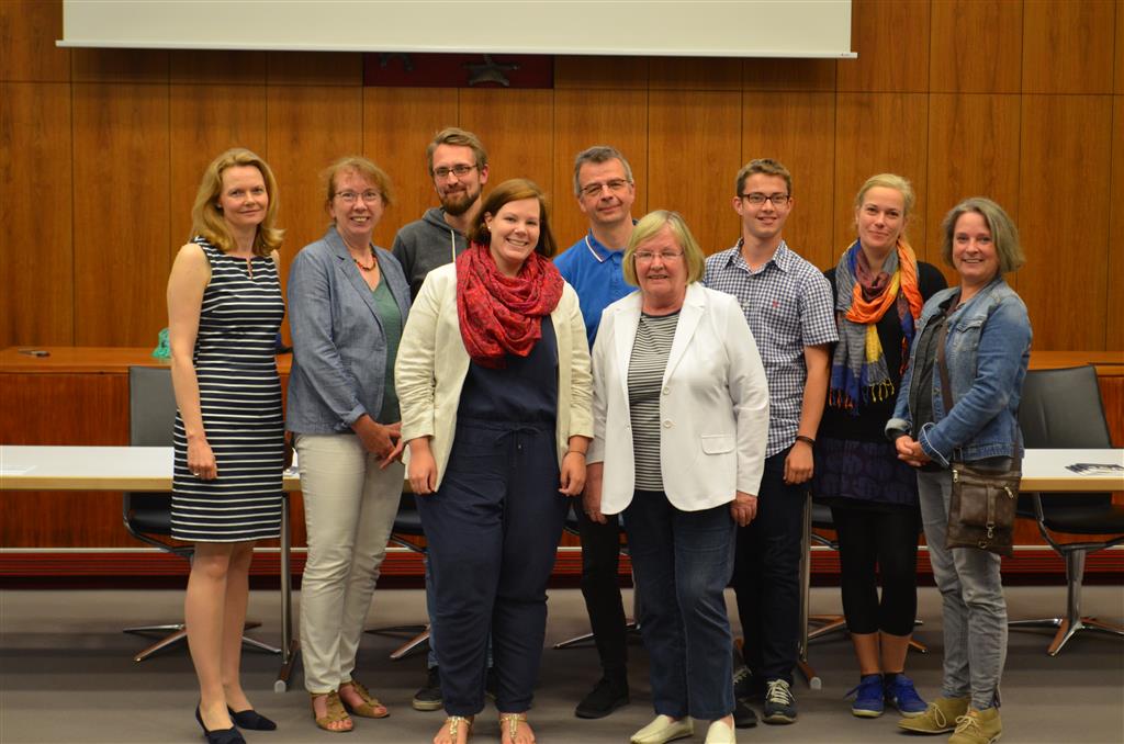 Fachjury des Jugendkulturpreises © Kreis Stormarn Abgebildet sind (vlnr): Kirstin Krochmann (CDU), Wiebke Garling-Witt (Grüne), Mathias Hollaender (Filmemacher), Merle Lungfiel-Bakir (GF Landeskulturverband SH), Rolf Schwarz (Filmemacher), Sigrid Kuhlwein (Vorsitzende Schul-, Kultur- und Sportausschuss; SPD), Lukas Arndt und Olivia Förster (Kreisjugendring), Gabriele Späthe (FDP)