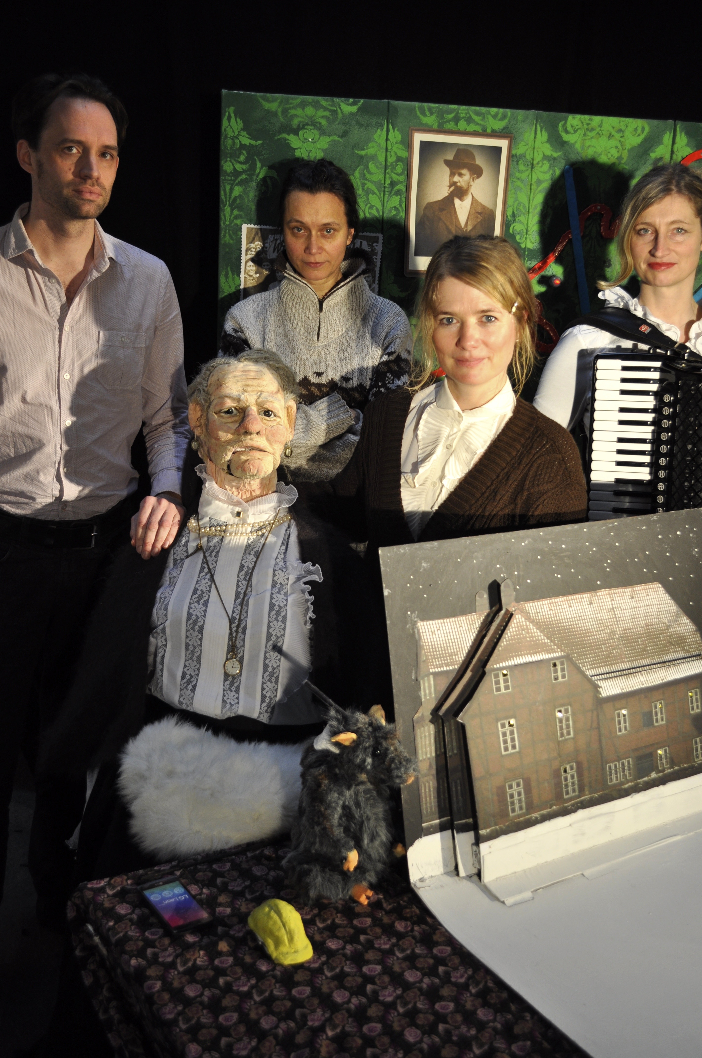 Figurentheater-Gruppe©Tanja Lütje Abgebildet von links nach rechts: Philip Stemann, Figur Elumina Cordes, Anna Siegrot, Jeannette Luft (Enkelin Ine), Gisela Fischer, vorne: Figur Landratte