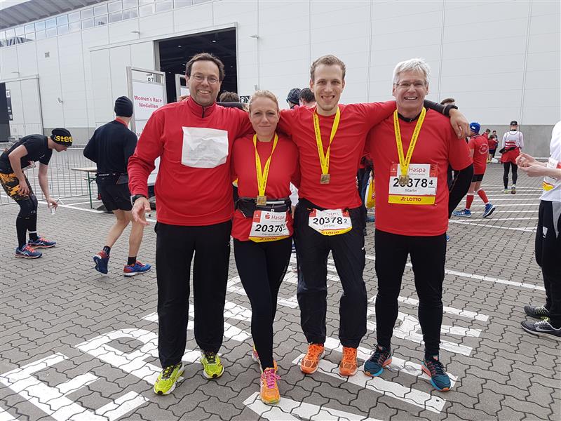 Die Stormarn-Staffel beim Hamburg-Marathon 2017: Roland Strelow, Genevieve Appelius, Torben Kusewehr und Martin Beck