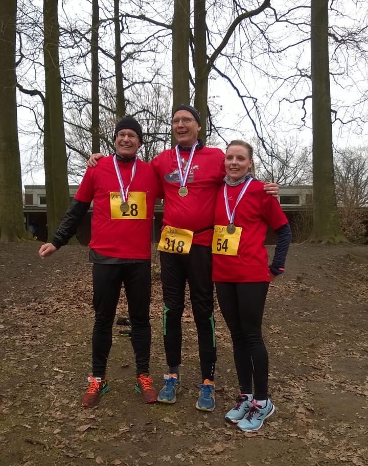 Das Team der Kreisverwaltung Stormarn beim Kieler Hochbrückenlauf im Ziel: Martin Beck, Stefan Leutelt und Christina Braun (von links).