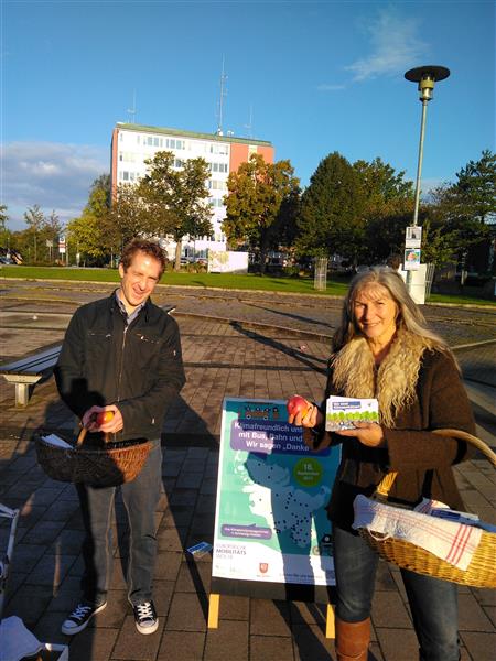 Die Klimaschutzmanager Paul Gärtner und Isa Reher sagen Danke