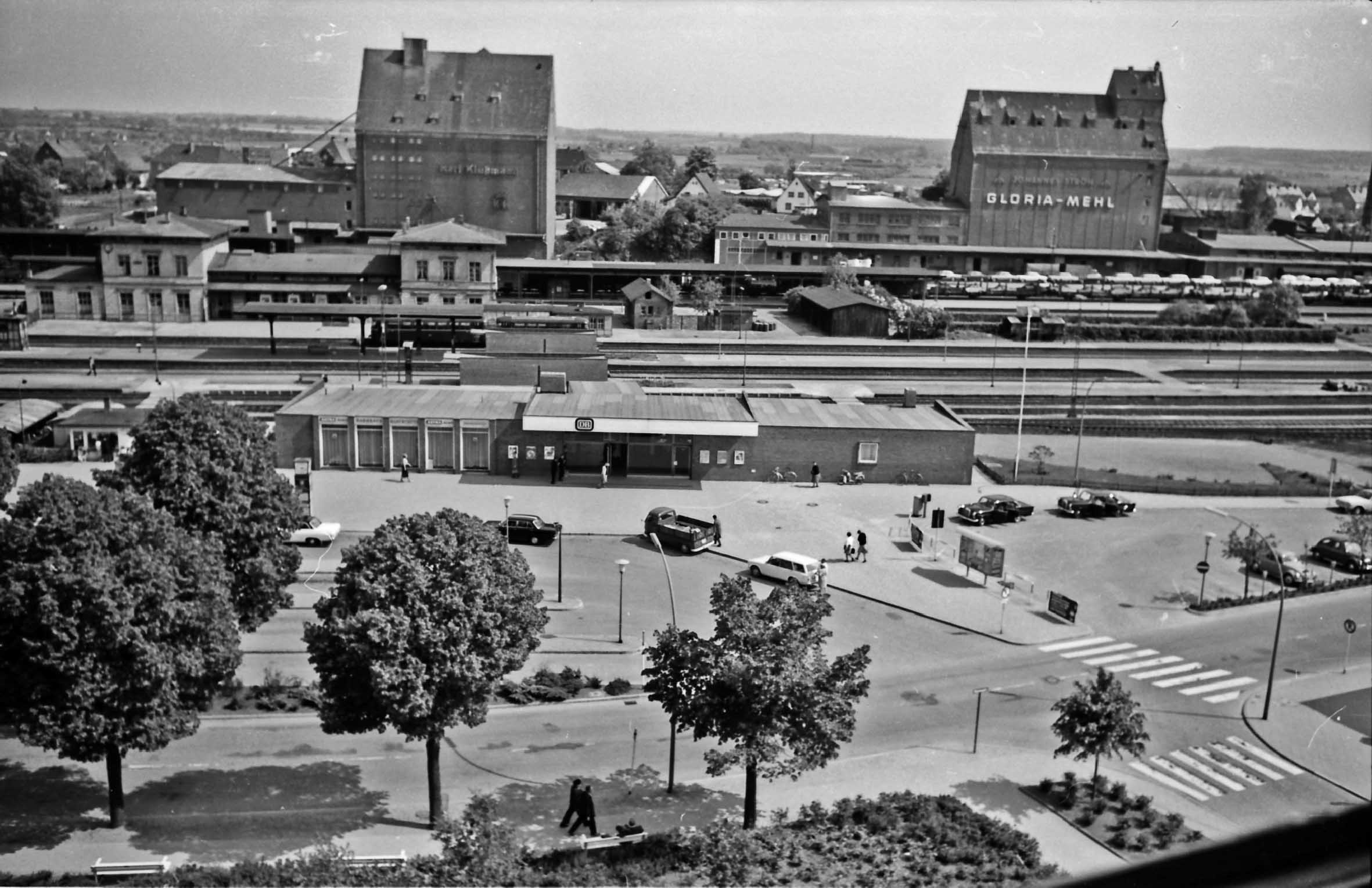 Bad Oldesloe: Bahnhof: Mommsenstraße: Blick vom Hochhaus der Kreisverwaltung, 1966