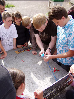 Nico Pathé und Malte Finnern mit Solarenergie auf dem Schulhof des Gymnasiums Eckhorst