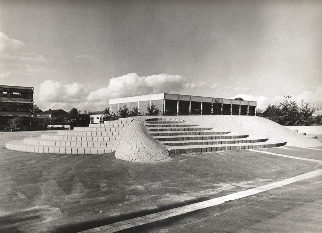 Das 1975 von Georg Weiland für den Schulhof der Dietrich-Bonhoeffer-Schule geschaffene Kunstwerk Spielberg. Heute steht an dieser Stelle die neue Emil-Nolde-Schule. Foto: Caspar Weiland