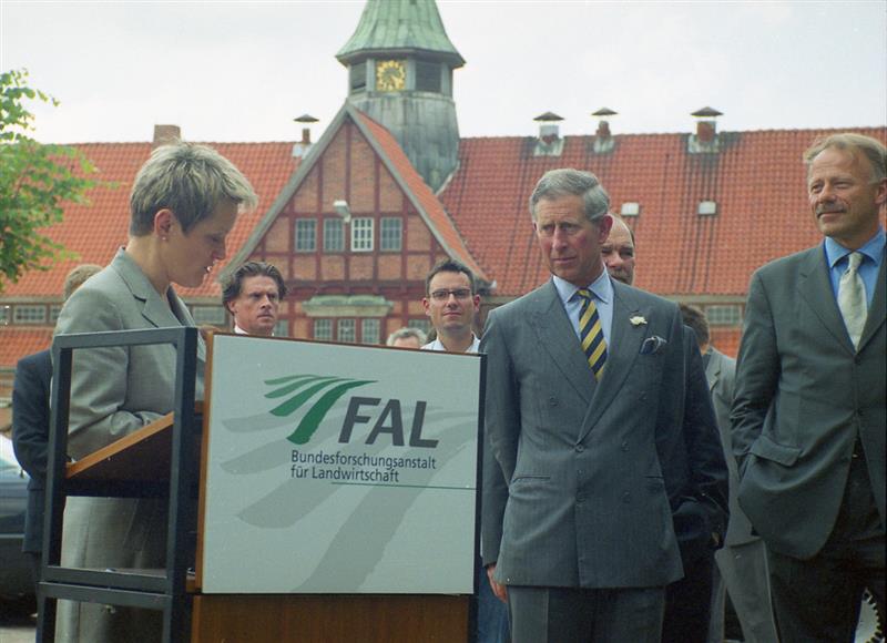 Trenthorst: Prinz Charles besichtigt das Institut für Ökologischen Landbau in Trenthorst im Juni 2002: v. l. n. r. Renate Künast, Prinz Charles, Jürgen Trittin