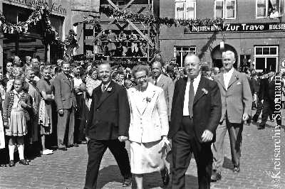 von links: Ernst Krinitz, Emma Mohr, Richard Staberock auf dem Bad Oldesloer Kindervogelschießen 1950