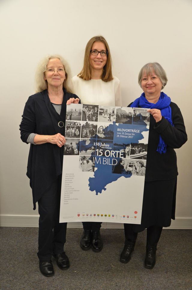 Ankündigung der Vortragsreihe '150 Jahre Kreis Stormarn - 15 Orte im Bild': Referentin Dr. Karin Gröwer, Grafikerin Julia Werner, Referentin Barbara Günther, 29.11.2016