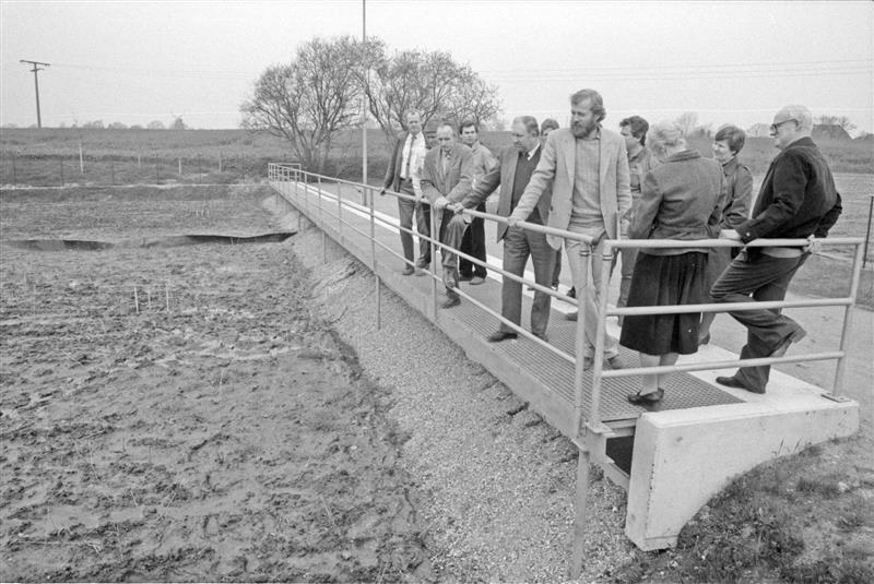 Zarpen: Klärwerk: Tag der offenen Tür: Pilotprojekt Wurzelraumentsorgung: Ingenieur Reinhard Pelte und Bürgermeister Otto von Allwörden mit Besuchern auf Plattform: links Versuchsfeld: hinten Wiesen und Bäume: 11. Mai 1985