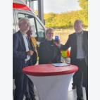 KatSZLandwehrSchumannGoertz.jpgDirk Landwehr und Saskia Schumann vom Architekturbüro Trapez aus Hamburg übergeben Landrat Dr. Henning Görtz zur Einweihung symbolisch ein Blaulicht anstelle des sonst üblichen Schlüssels