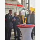 KatSZMeyerKutzkeHarmuthGoertz.jpgNils Meyer von der Technischen Einsatzleitung, Florian Kutzke von der SEG-Einsatzleitung Sanitäter mit Kreispräsident Hans-Werner Harmuth und Landrat Dr. Henning Görtz