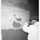 Halle mit Sgrafitto-Wand: Bildhauer Richard Kuöhl bei der Arbeit an dem Sgrafitto "Schlittschuhläufer", 1956